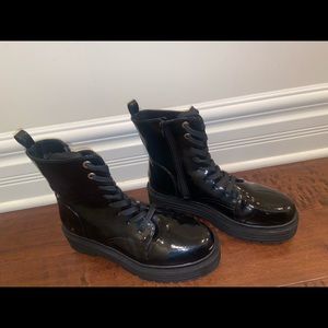 Gorgeous black ankle boots!